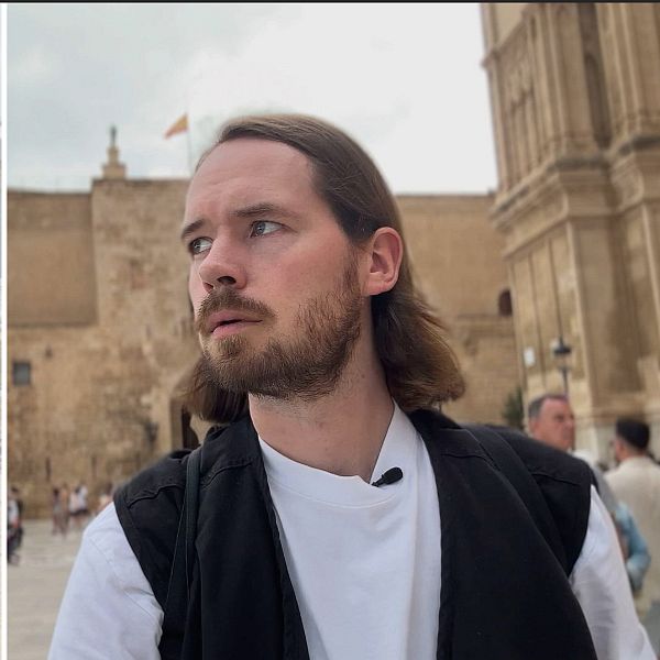 SVT:s reporter Sebastian Strandberg.