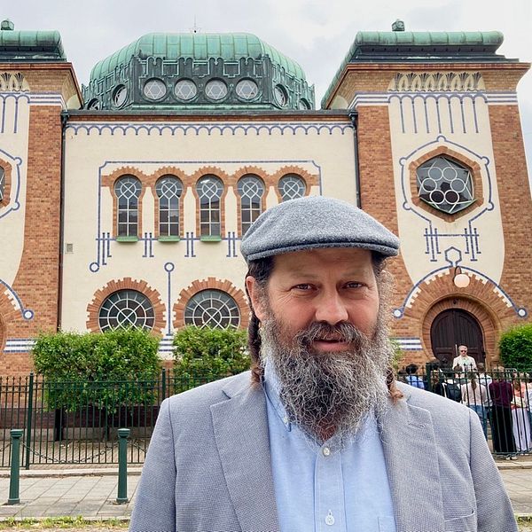 Rabbinen Moshe David HaCohen utanför synagogan i Malmö