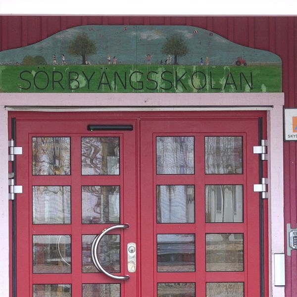 Vänster: Bo Ammer (SD), representant i grundskolenämnden, utomhus i vintermössa.  Höger: dörrar märkta med en skylt ”Sörbyängsskolan”