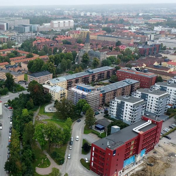 Drönarbild över Örebro, hus, bilvägar, sommar.