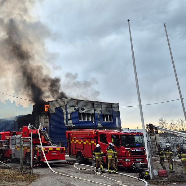 Industrilokal brinner i Södertälje.