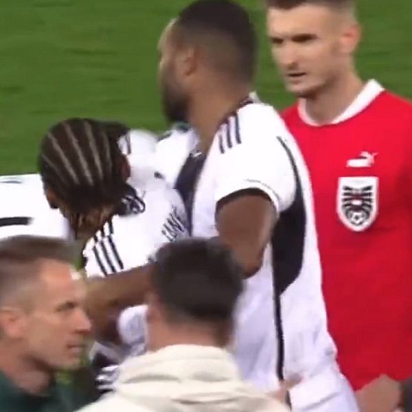 Här knuffar Leroy Sané österrikaren.