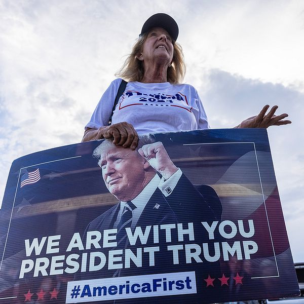 Tvådelad bild. Till vänster SVT:s utrikesreporter Stefan Åsberg, till höger en kvinnlig Trump-supporter med en skylt.