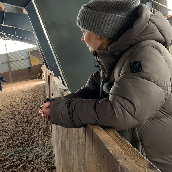 Therese Windesjö tittar ut över en ridbana