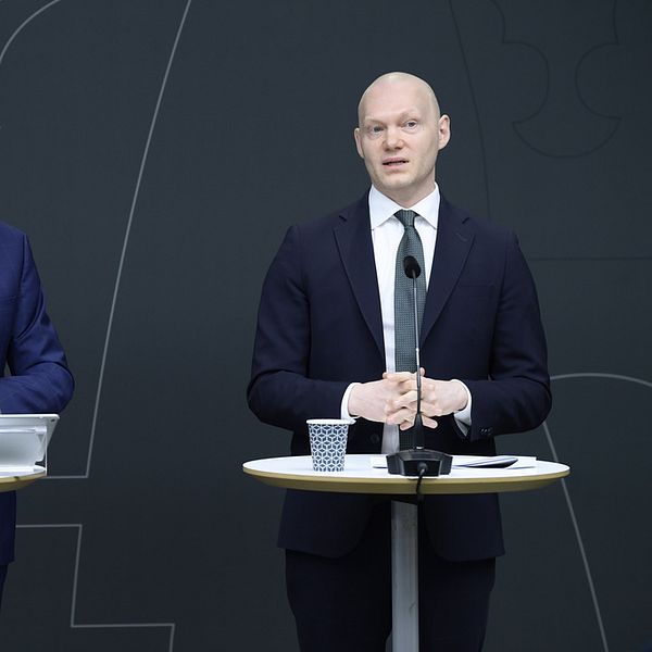 Gunnar Larsson och Niklas Wykman på presskonferens i Rosenbad