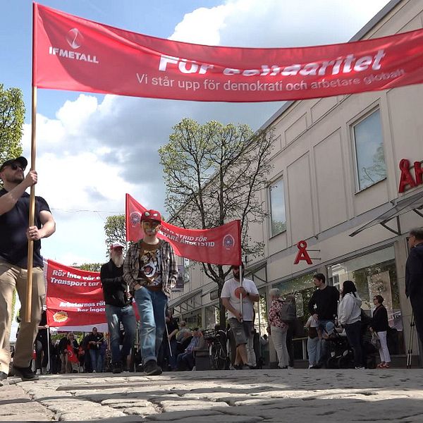 Delad bild. Vänster: person i kavaj utomhus. Höger: demonstration med röda fanor på gågata.