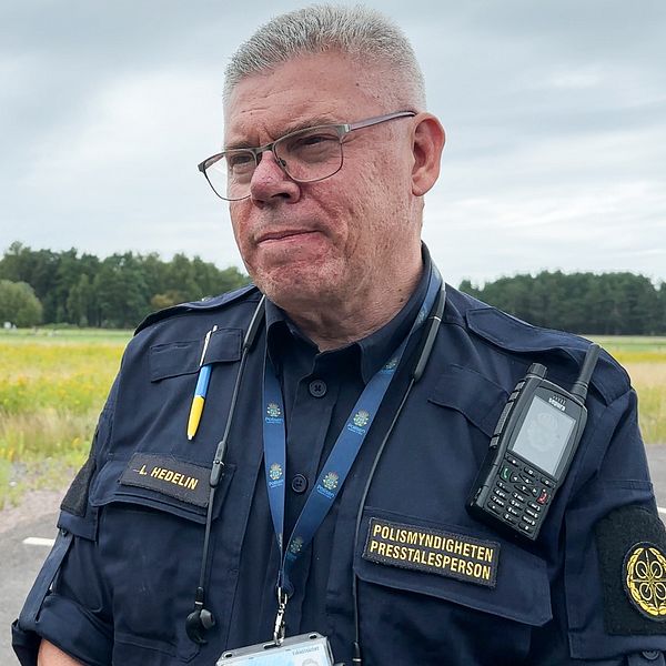 Till vänster en bild från ett hus där det står Örebro stad, till höger polisen Lars Hedelin.