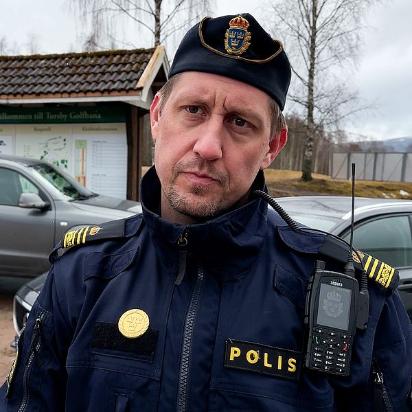 Till vänster ett polisband, till höger en polis vid golfbanan i Torsby.