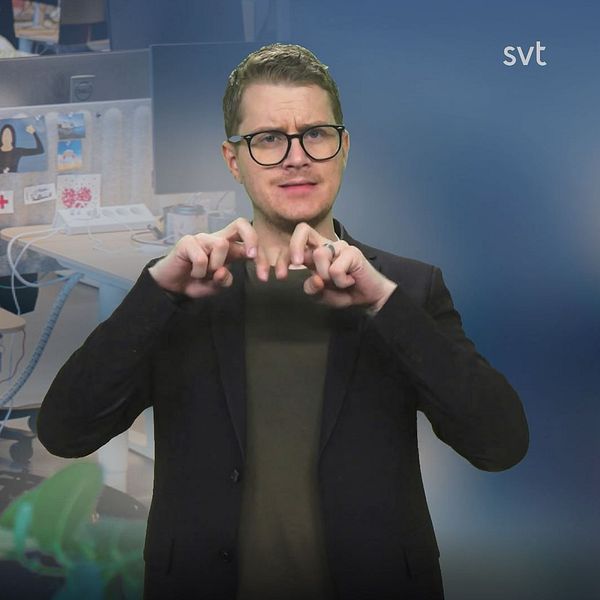 Programledare Magnus vid en bild av ett kontorslandskap