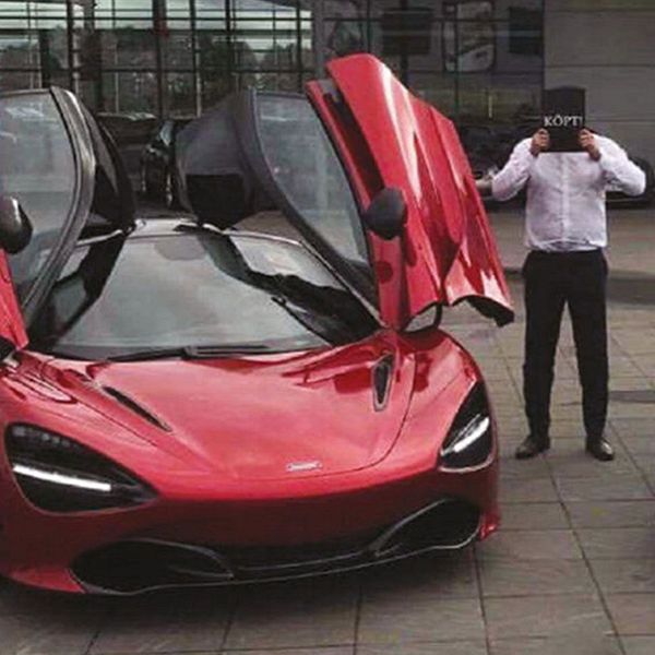 En delad bild med två sektioner: till vänster en suddig bild av en man i kostym med ett anonymt ansikte, till höger en röd McLaren 720S med öppna dörrar, parkerad framför en modern byggnad.
