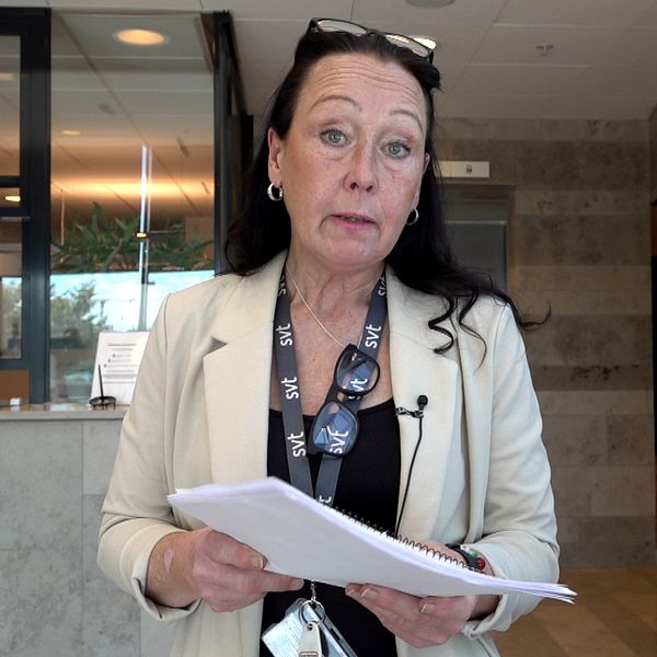 Delad bild. Vänster: bäddad säng med bricka. Höger: kvinna i kontorsmiljö håller papper.