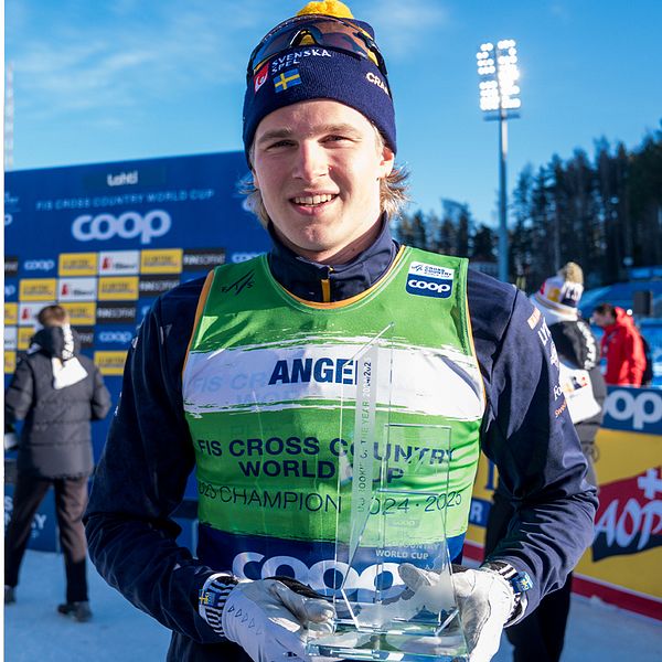 Tvådelad bild. Vänster: Skidåkare med stavar. Höger: Skidåkare med trofé vid tävling.