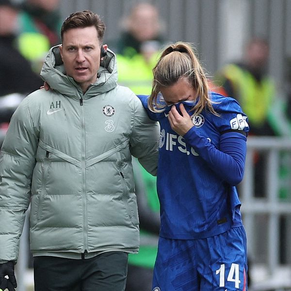 Hanna Marklund kommenterar Nathalie Björns skada under en fotbollsmatch.