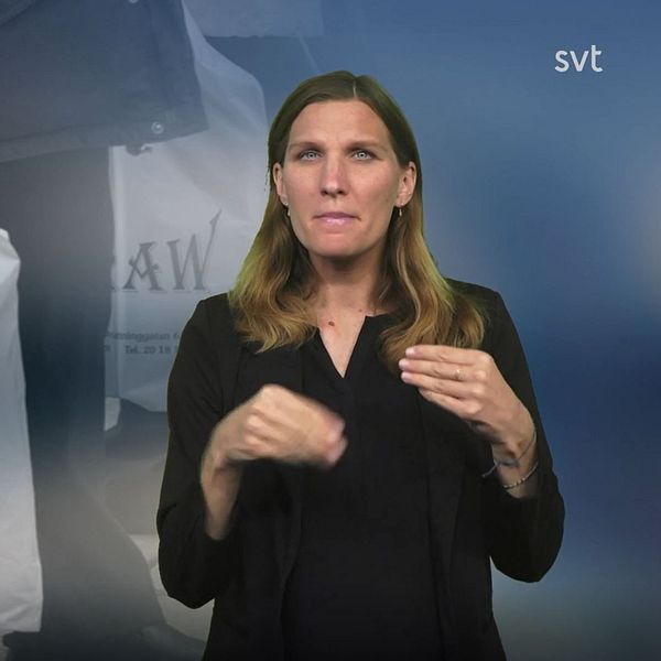 Programledare Mathilde tecknar plast bredvid en plastpåse