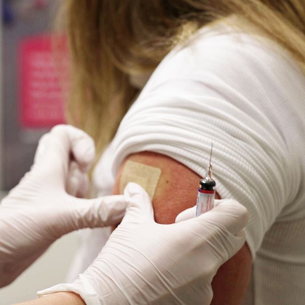Tvådelad bild. Vänster: åklagare Carolina Diaz Bernal med armarna i kors i korridor. Höger: vaccinering i överarm.