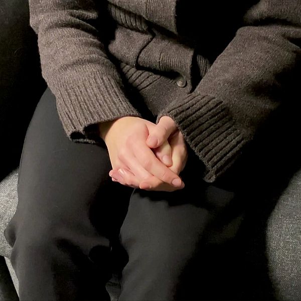 En delad bild som visar två sektioner: till vänster syns en nyckel i ett lås på en dörr, och till höger är en person som sitter med händerna ihopknäppta i knät.