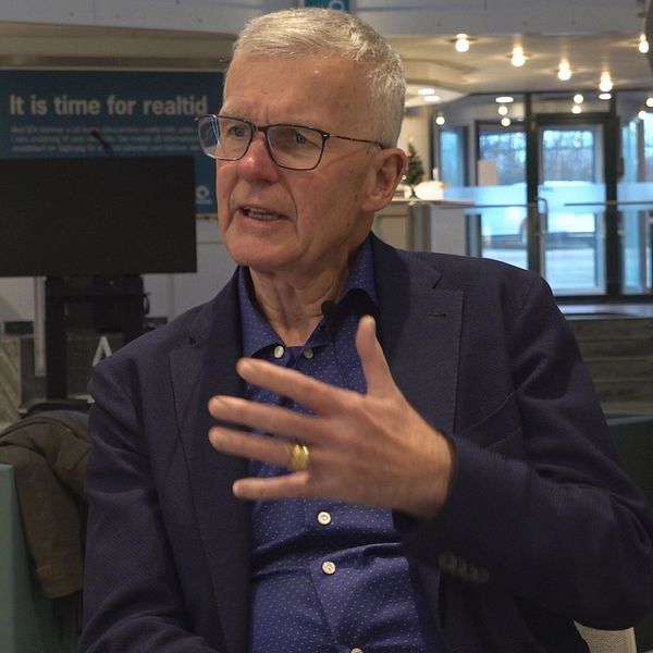 Harald Roos diskuterar kritik mot vårdsystemet SDV i Region Skåne, skärm med systemet syns.