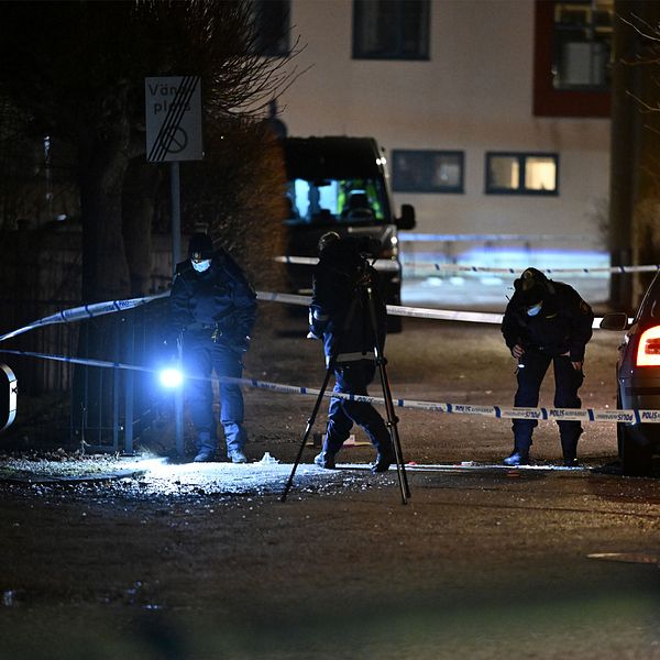 Till vänster SVTs reporter på plats dagen efter skjutningen i Grimmered, till höger poliser som udnersöker platsen under natten.