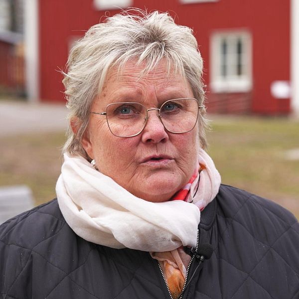 Porträttbild på kvinna och buss i Kalmar.