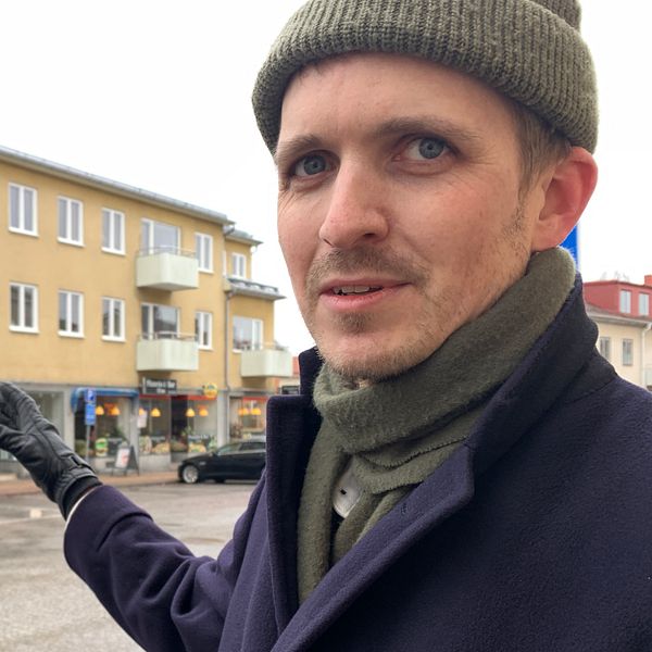 Bebyggelseantikvarien David Hansson framför det hus i Nyköping där 116 fönster nu måste bytas