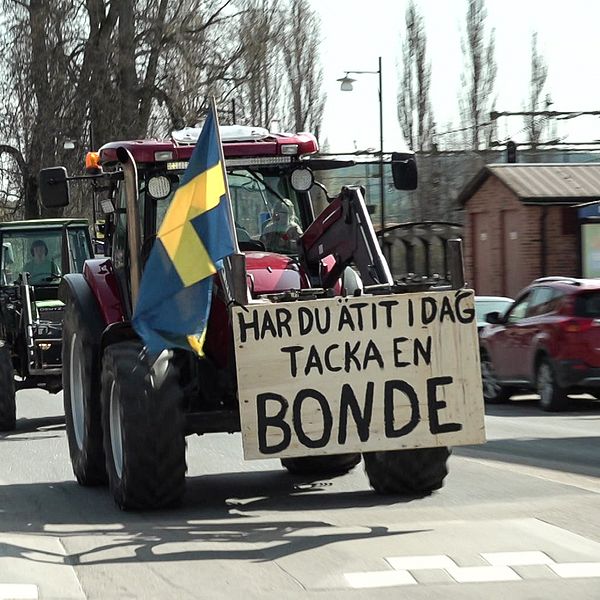 En traktor som åker med en skylt där det står ”Har du ätit idag tacka en bonde”.