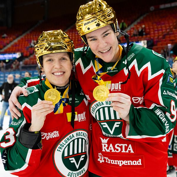 Delad bild. Till vänster: hockeyspelare intervjuas. Till höger: två spelare firar med guldhattar och medaljer.