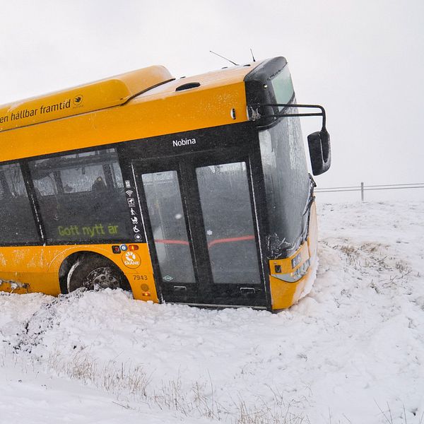 Buss i diket på väg 113