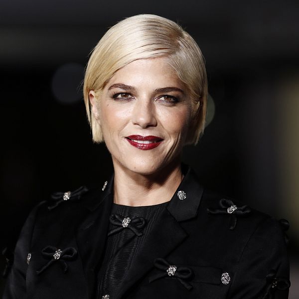 Gene Simmons till vänster. Selma Blair till höger.