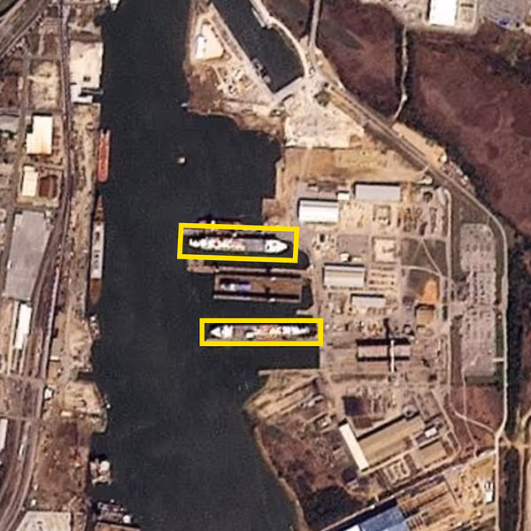 Donald Trump vid amerikansk flagga samt satellitbild på sjukhusfartygen USNS i hamn.