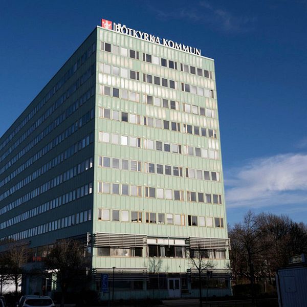 Botkyrka kommuns presschef och bild på Botkyrka kommunhus.