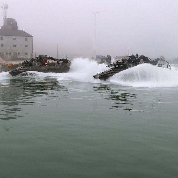 Delad bild. Vänster: Melina Westerberg i militäruniform. Höger: stridsbåtar som bryter vågor vid kust.