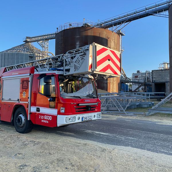 Brandbil till höger efter brand i pelletsfabrik i Laxå.