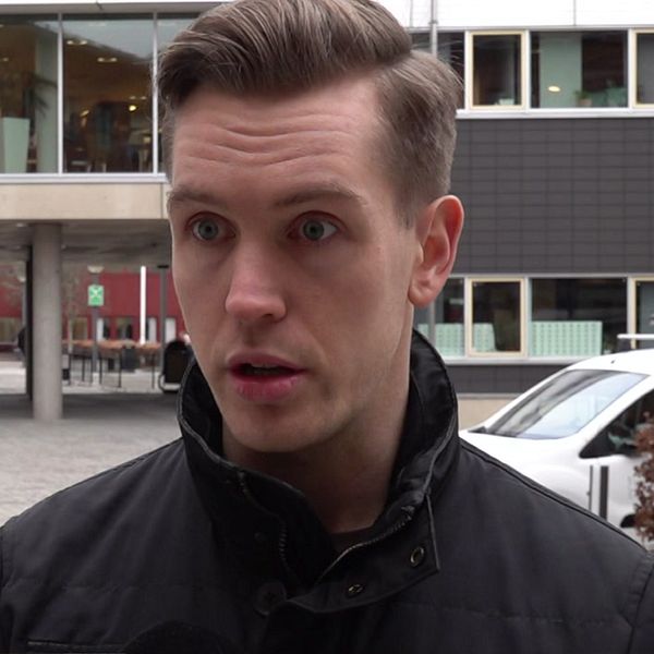Tvådelad bild. Vänster: En hand håller en mobil med aktiekurser. Höger: En man står utomhus.