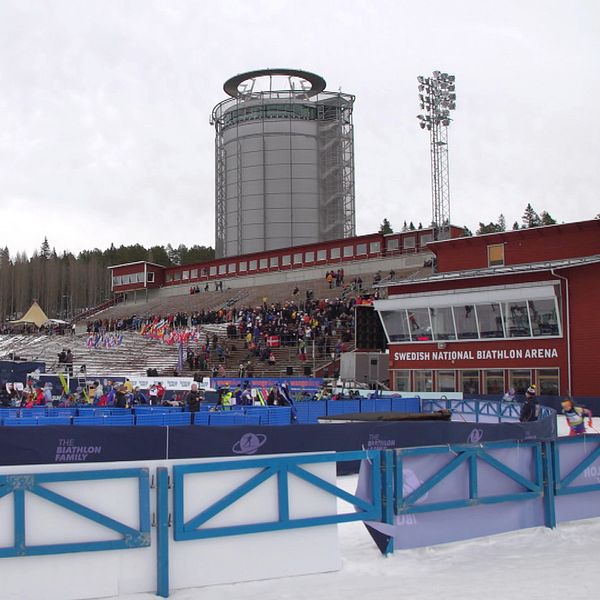 Tvådelad bild. Till vänster: Östersunds kommunalråd, Niklas Daoson(S). till höger: Skidskyttetävling pågår på Östersunds stadion.
