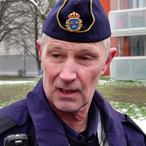 Kommunpolisen Håkan Bredinge i ett bostadsområde.