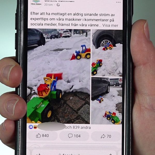 Till höger Adrian Braekke, kommunikatör på Götene kommun. Till vänster en bild på en mobiltelefon som visar ett inlägg med leksakstraktorer på sociala medier.