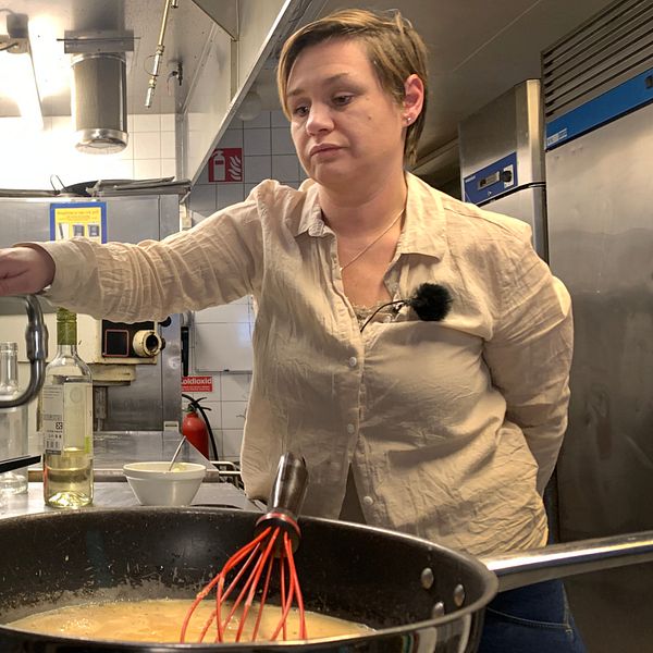 Isabel Arne Kilvington lagar mat i köket på Frösjö Wärdshus i Gnesta