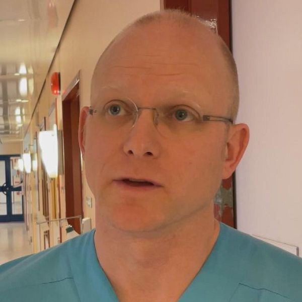 En bild på ett sjukhus och en bild på Överläkare Magnus Ekström
