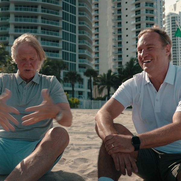 Chris Härenstam och Glenn Strömberg pratar vid en pool under VM-minnen