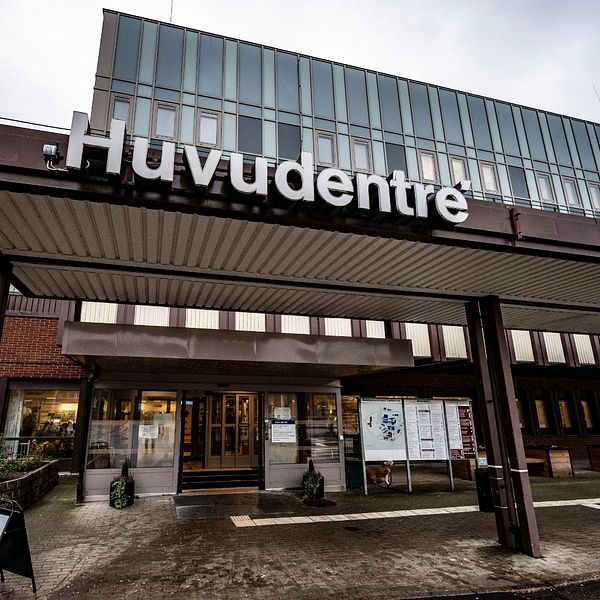 Delad bild. Till vänster: Anders Lund (M), ordförande i hälso- och sjukvårdsnämnden i Region Blekinge i en mörkröd skjorta. Till höger: huvudentrén till Blekingesjukhuset.