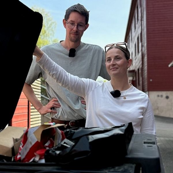 Christopher Hulston och Josefin Persson råkade ut för soptjuven i Ingared.