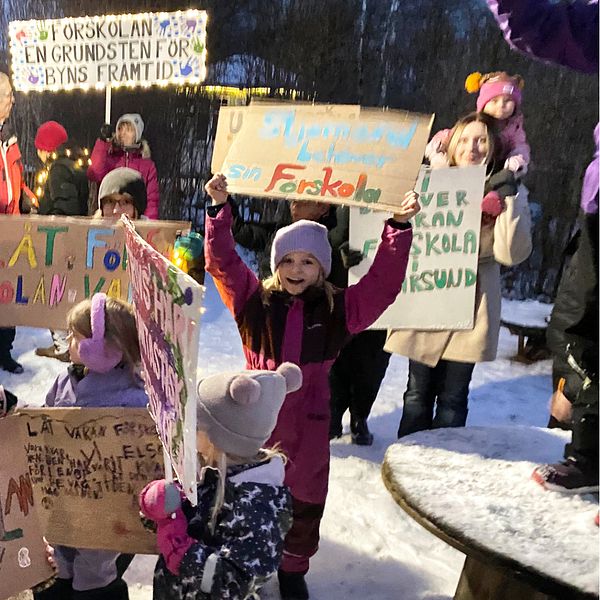 Flera barn protesterar med plakat mot förslaget att lägga ner förskolan i Stjärnsund.