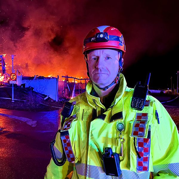 En delad bild som visar två scener relaterade till en brand. Till vänster syns ett ödelagt område med kraftig rök och lågor som sträcker sig uppåt, tillsammans med brandmän som arbetar för att släcka elden. Till höger står en räddningstjänstmedlem i en gul skyddsutrustning, vilket indikerar en aktiv insats på plats.