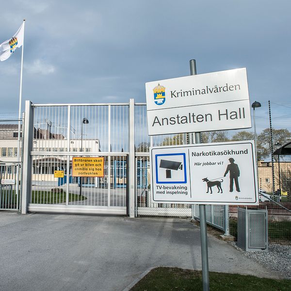 En bild på entrén till anstalten Hall i Södertälje.