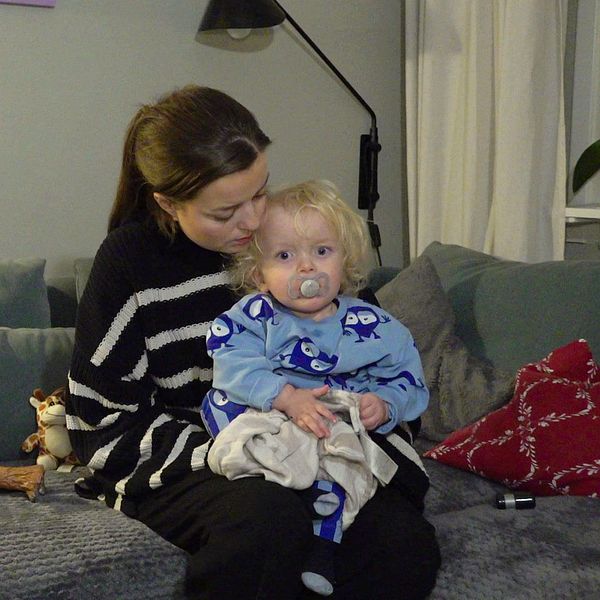 Levi som föddes i vecka 28 sitter i soffan med sin mamma.
