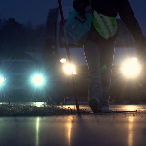 Till vänste: Edwin Ottosson, 11. Till höger: Barn som går i vägren omgiven av trafik.