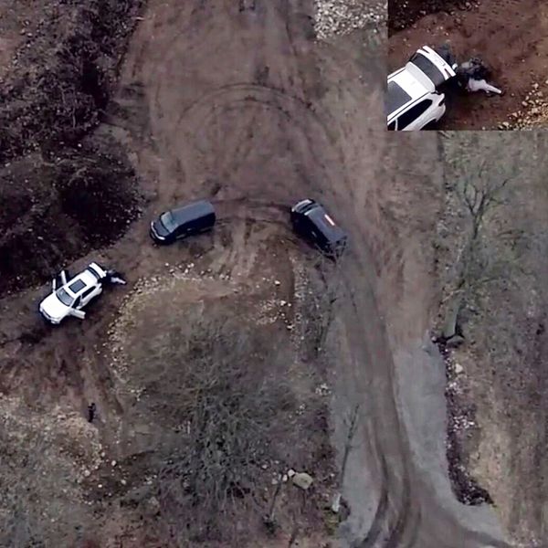 En delad bild som visar två scener. Den vänstra sidan visar en trafikplats med flera fordon, inklusive lastbilar och personbilar, som rör sig på vägen. Den högra sidan visar en grusig plats i skogen med några stillastående fordon, där en vit SUV och en mörkare bil står nära varandra, och en mindre del av bilden visar en närbild av fordonen.