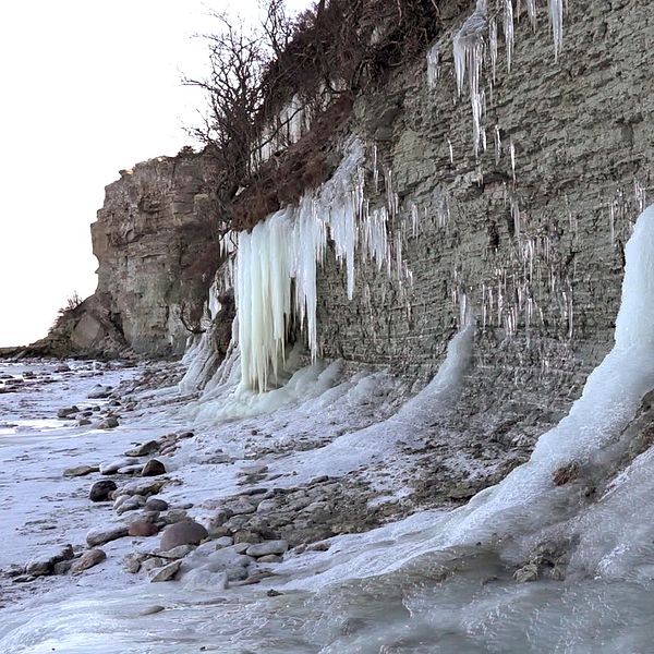 Patrik Johansson från Region Gotland intervjuas om vattenläget, isiga klippor syns bredvid.