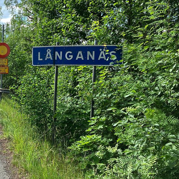 Skylt med Långanäs och bro in mot Sis-hemmet