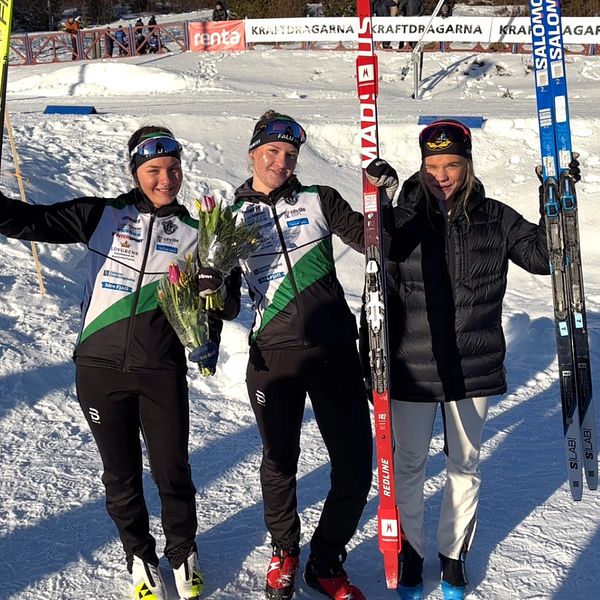 Två skidåkare fightas i en skarp utförskurva, tre vinnare jublar i målfållan.